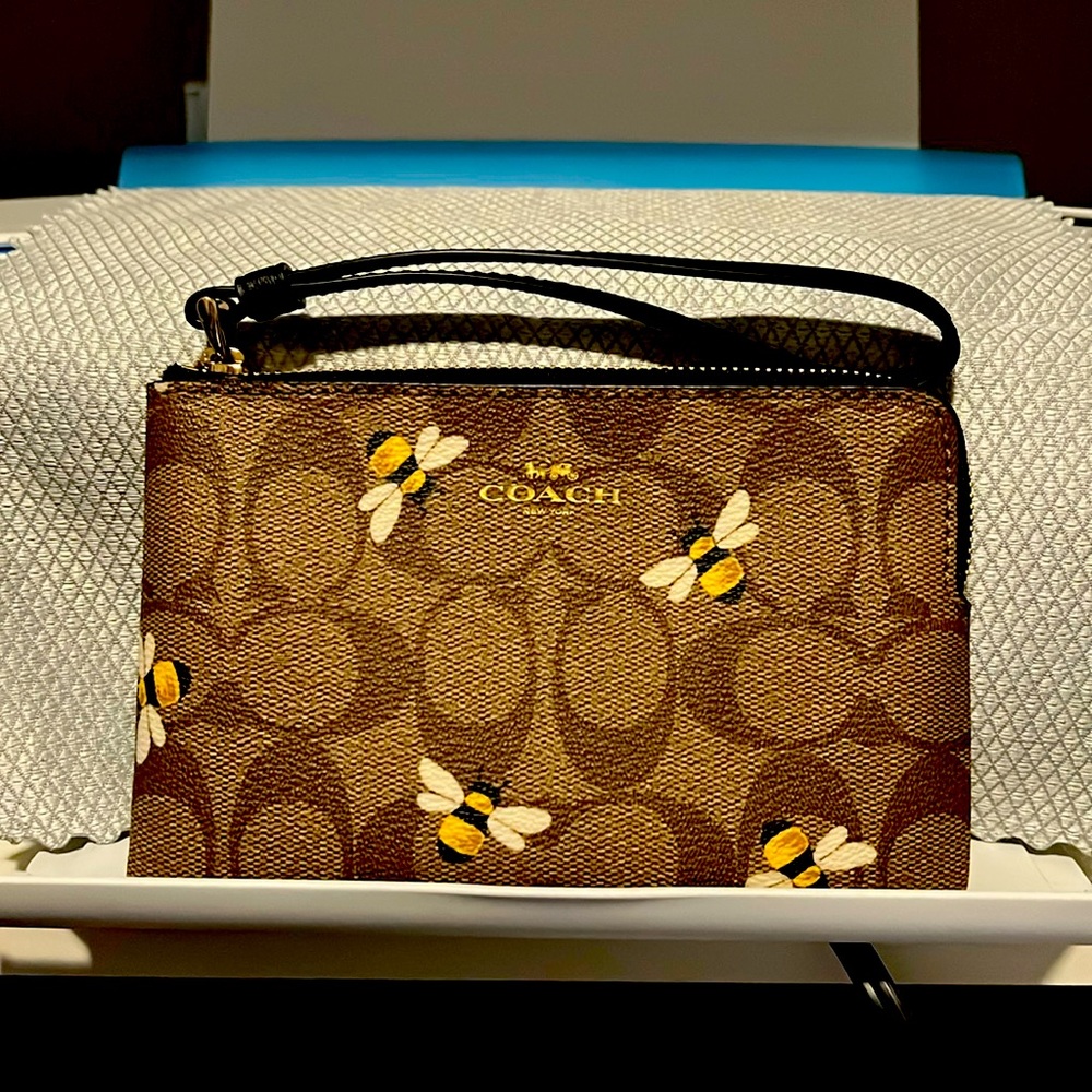 Coach corner zip wristlet in signature canvas w bee print